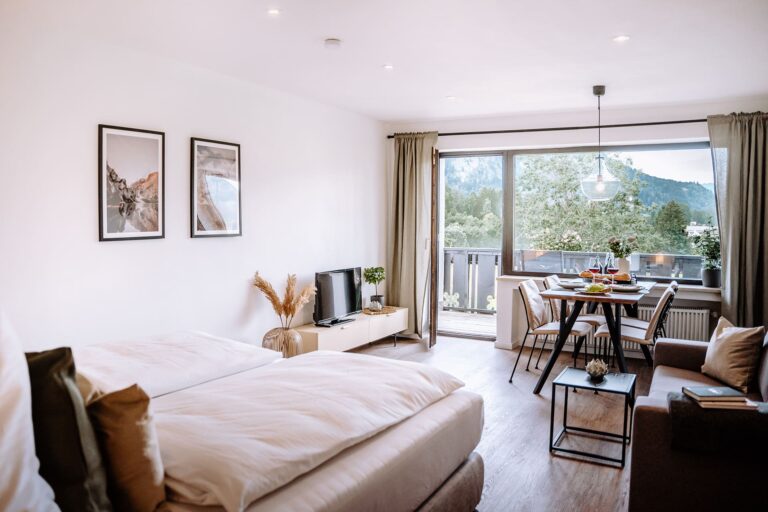 Home Staging Starnberg Ferienwohnung Schlafzimmer und Wohnraum