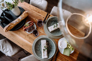 Home Staging Starnberg Ferienwohnung inszenierte Brotzeit