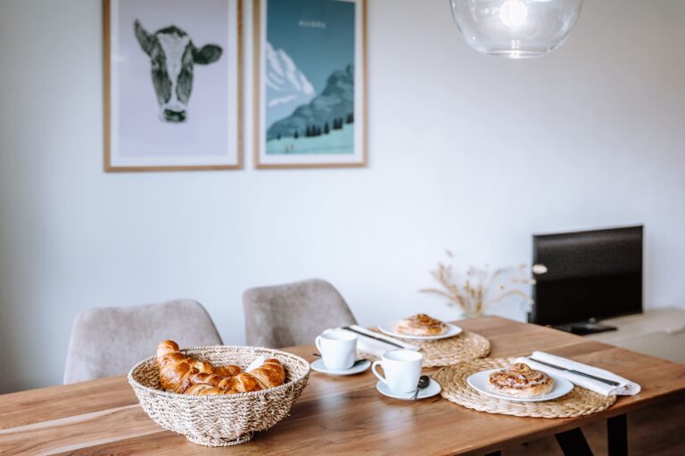 Home Staging Starnberg Ferienwohnung gedeckter Frühstückstisch