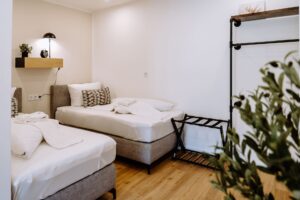 Home Staging Starnberg Ferienwohnung Schlafzimmer mit getrennten Betten