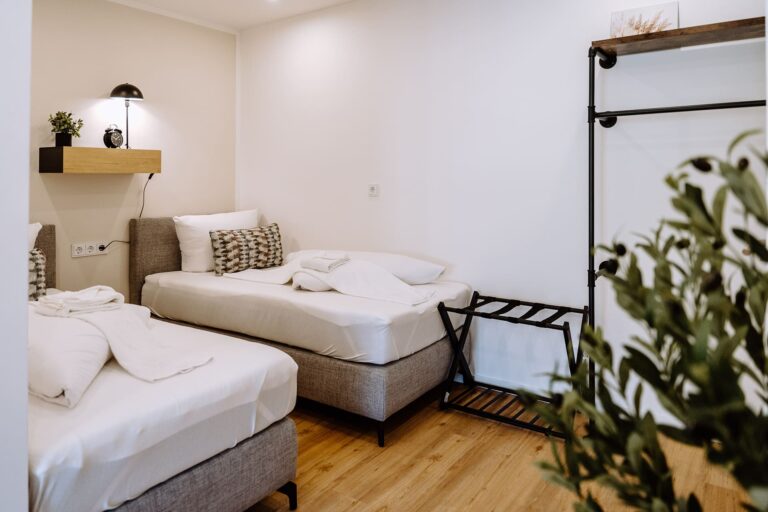 Home Staging Starnberg Ferienwohnung Schlafzimmer mit getrennten Betten