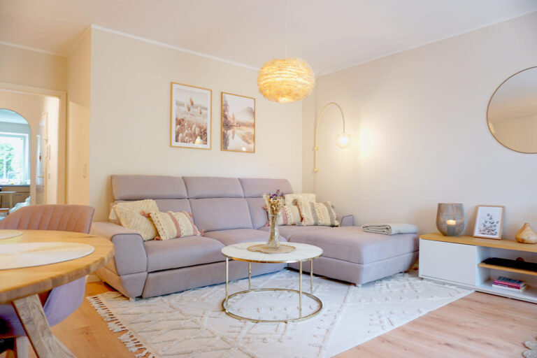Home Staging Starnberg Home Styling heller Wohnbereich mit gemütlichem Sofa